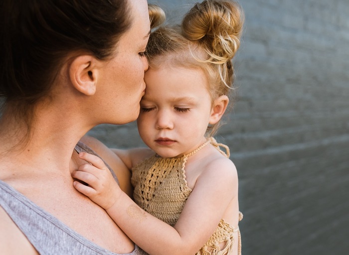 abbracciare i figli