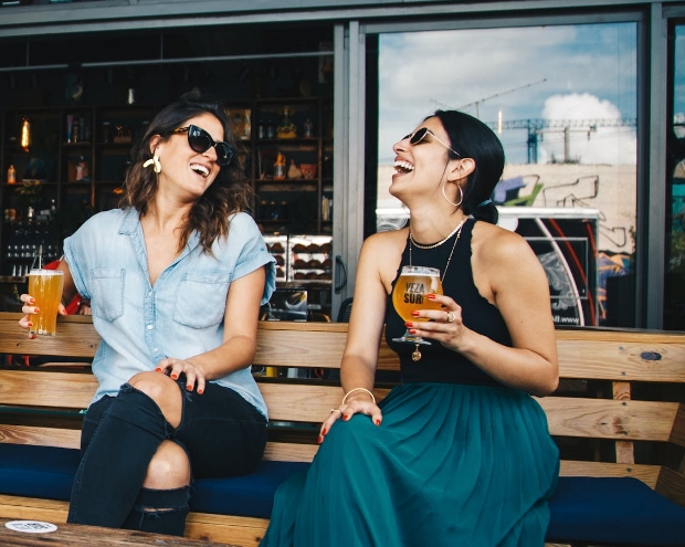 amiche che ridono insieme